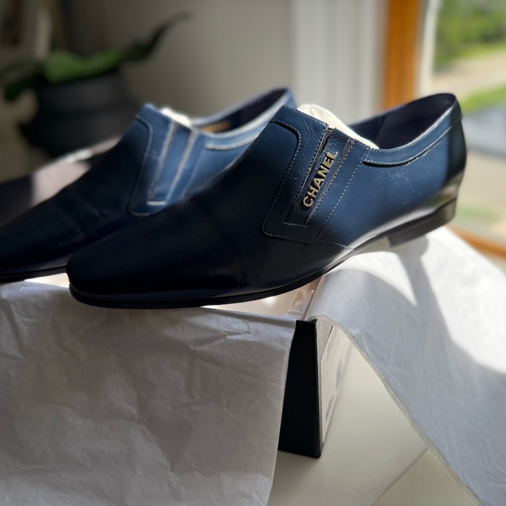 CHANEL Black and Blue Minimalist Flats - Picture 3 of 10